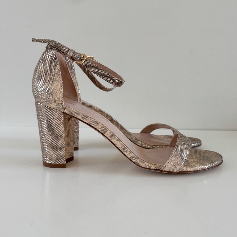 STUART WEITZMAN • Nearlynude Textured-Lamé Sandals In Oro - Picture 4 of 15